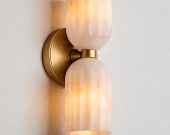 Handgemaakte dubbele koperen wandkandelaar met natuurlijke albasten lamp | Moderne luxe wandkandelaar uit het midden van de eeuw, slaapkamer of hal.