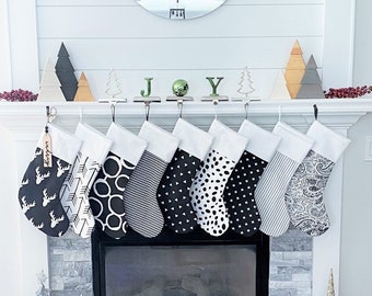 Medias navideñas modernas - Medias blancas y negras - Decoración navideña no tradicional - Medias familiares - Decoración navideña - Regalo navideño personalizado
