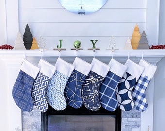 Medias navideñas de mezclilla azul - Decoración navideña no tradicional - Decoración moderna de granja - Decoración navideña personalizada - Medias rústicas índigo