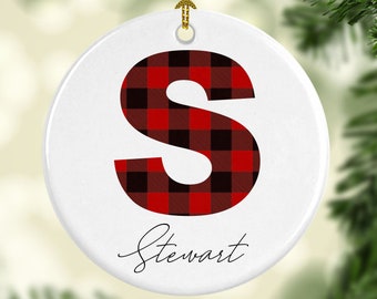 Ornement de lettre à carreaux Buffalo - Rouge et noir - Cadeau personnalisé pour les familles - Décoration d'arbre de ferme