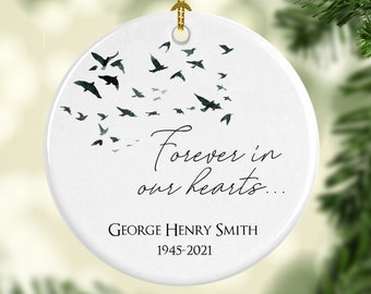 Adorno navideño conmemorativo: regalo de duelo para un ser querido. Por siempre en nuestros corazones. Nombre y fecha personalizados.