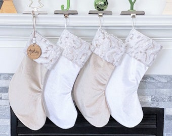 Medias navideñas de lujo beige Minky - Decoración rústica navideña en champán y blanco - Etiqueta de madera personalizada - Hecha a medida con piel sintética