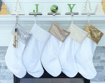 Medias navideñas de lentejuelas en colores neutros - Decoración navideña moderna y brillante - Etiqueta de madera personalizada - Terciopelo blanco suave - Regalo personalizado de lujo