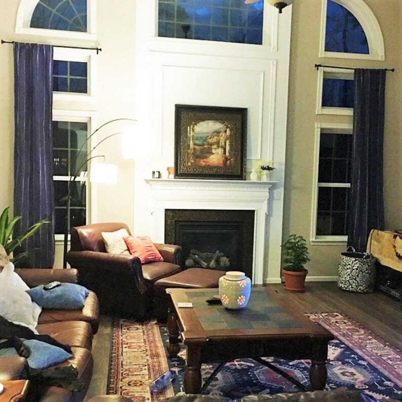 Puede incluir: Una sala de estar con una chimenea, un sof&aacute; de cuero marr&oacute;n, un sill&oacute;n de cuero marr&oacute;n, una mesa de caf&eacute;, una l&aacute;mpara de pie y una alfombra. La chimenea tiene una repisa blanca y una pantalla de chimenea negra. El sof&aacute; tiene un coj&iacute;n con un patr&oacute;n rojo y blanco. El sill&oacute;n tiene un coj&iacute;n con un patr&oacute;n rojo y blanco. La mesa de caf&eacute; es de madera y tiene una tapa de vidrio. La l&aacute;mpara de pie es de metal y tiene una pantalla blanca. La alfombra es de lana y tiene un patr&oacute;n azul y rojo.