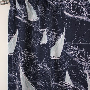 Puede incluir: Una tela azul marino con un patr&oacute;n de mapa n&aacute;utico blanco con veleros. La tela es perfecta para cortinas, tapicer&iacute;a o proyectos de manualidades.