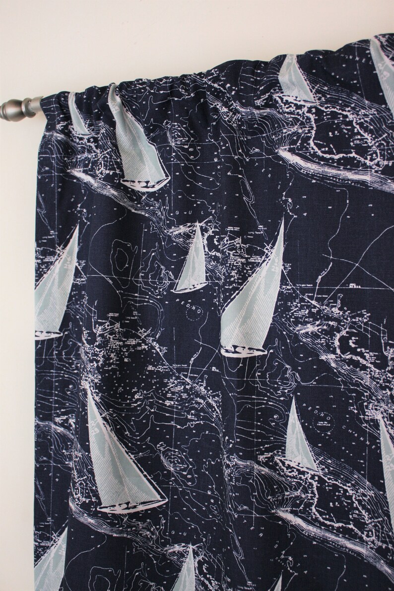 Puede incluir: Una tela azul marino con un patr&oacute;n de mapa n&aacute;utico blanco con veleros. La tela es perfecta para cortinas, tapicer&iacute;a o proyectos de manualidades.