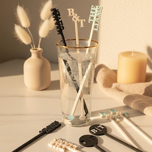 Agitadores de bebidas personalizados • Palitos de cóctel personalizados • Palitos para mezclar para bodas • Decoraciones para bebidas de fiesta • Accesorio de barra con nombre personalizado (6 pulgadas)