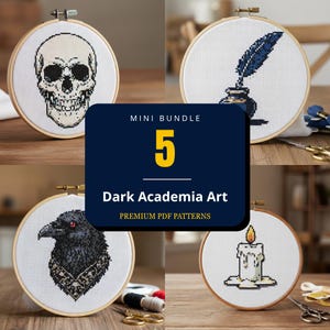 Peut inclure: Un ensemble de quatre projets de point de croix dans des tambours en bois représentant un crâne humain, une plume dans un encrier, un corbeau et une bougie fondante. Un encart graphique bleu foncé affiche le texte MINI BUNDLE 5 Dark Academia Art PREMIUM PDF PATTERNS.