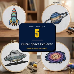 Peut inclure: Un ensemble de quatre tambours à broder circulaires en bois présentant des motifs au point de croix d'une fusée, d'une planète avec des anneaux, d'une soucoupe volante et d'une galaxie. Un graphique bleu foncé affiche MINI BUNDLE 5 Outer Space Explorer.