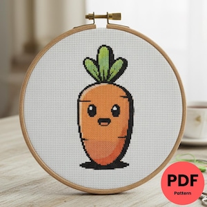 Peut inclure: Un cercle de broderie au point de croix avec un motif de carotte de dessin animé. La carotte est orange avec des feuilles vertes et un visage souriant. La broderie est dans un cercle en bois, avec le texte "PDF Pattern" dans un cercle rouge.