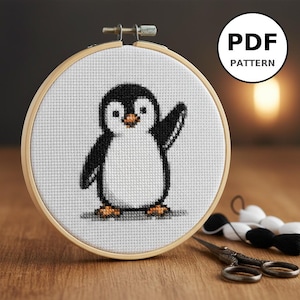 Peut inclure: Ensemble de trois mugs en céramique avec une finition mate et mouchetée. Les tasses sont de couleur crème, gris clair et gris foncé. Chaque mug a un design simple et minimaliste.