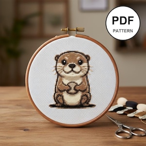Peut inclure: Un plateau de service en bois fait à la main, avec une finition naturelle. De forme rectangulaire avec des coins arrondis et deux poignées sculptées. Le grain du bois est visible, ajoutant à son charme rustique. Parfait pour servir des aliments ou exposer des objets.