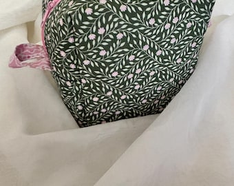 Una bonita bolsa con cremallera para cosméticos.