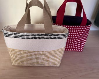 Mini bolso de mano con base.