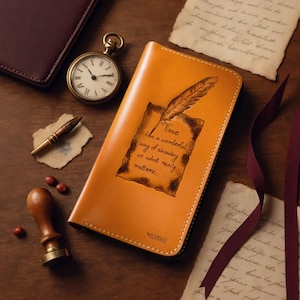 Pode incluir: Uma capa de telefone de couro castanho com um design de pena e citação. A capa tem as palavras "Time has a wonderful way of showing us what really matters." Um relógio de bolso, caneta e selo de cera também são visíveis.