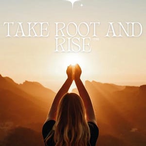 Könnte beinhalten: Bild mit dem weißen Text "TAKE ROOT AND RISE", mit den Armen einer Person, die der Sonne entgegen gestreckt sind. Der Name des Autors, Dedra Hamilton, wird ebenfalls angezeigt. Der Hintergrund zeigt eine Bergkette bei Sonnenuntergang.