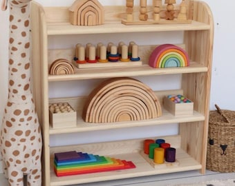 Mensola porta-giocattoli Montessori vicina al pavimento, realizzata in legno massello