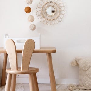 Mitwachsendes Kindertisch und Stuhl Set Massivholz Buche mit Hasenmotiv - Montessori Kindermöbel
