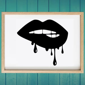 Könnte beinhalten: Gerahmter Druck mit einer schwarzen Silhouette von Lippen, die in die Unterlippe beißen. Die Lippen haben weiße Zähne und schwarze Tropfen fließen von unten.