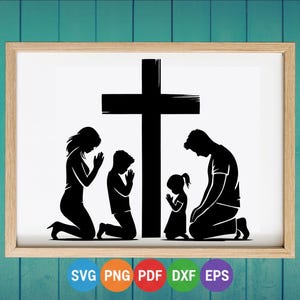 Puede incluir: Una impresión artística en silueta en blanco y negro enmarcada que representa a una familia arrodillada en oración ante una gran cruz. La imagen incluye una madre, un padre y dos hijos, con las palabras "SVG PNG PDF DXF EPS" en un círculo en la parte inferior.