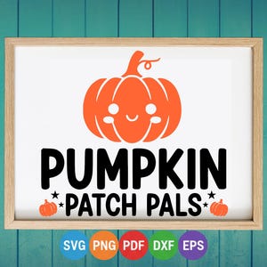 Puede incluir: Impresión enmarcada con un gráfico de calabaza naranja sonriente y el texto "PUMPKIN PATCH PALS" en negro. Pequeñas calabazas y estrellas flanquean el texto. La parte inferior de la impresión muestra iconos SVG, PNG, PDF, DXF y EPS.