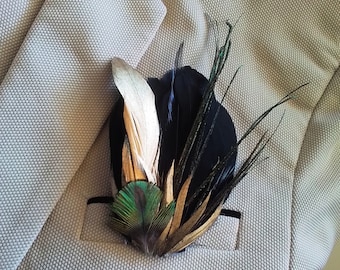 Spilla con piume di pavone oro nero, attacco di piume di boutonniere, accessorio per testimoni dello sposo dello sposo, spilla per accessori da abito