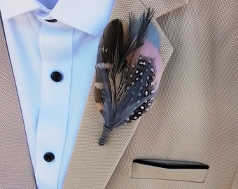 Piuma Boutonniere Spilla da bavero, Anatra Emu Fagiano Piuma, Accessorio per abito Groomsmen dello sposo, Asola rustica all'aperto rosa cipria grigia