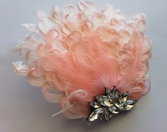 Fascinator di piume Blush rosa piume arricciate dettaglio strass, clip da sposa piuma d'anatra, parrucchino da sposa strass Barette damigella d'onore