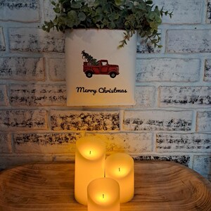 Decoración navideña de metal de doble cara hecha a mano con camiones rojos y gnomos.