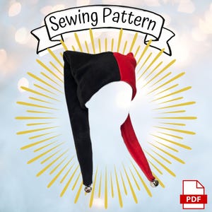 Può includere: Un cappello da giullare bicolore con un lato nero e uno rosso, ciascuno terminante con un piccolo campanello argentato. Il cappello è mostrato su un grafico a raggiera dorata con un banner in alto contenente il testo Sewing Pattern.