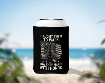 Je leur ai appris à marcher, maintenant qu'ils marchent avec Honor Can Cooler Sleeve | Drapeau de botte vétéran