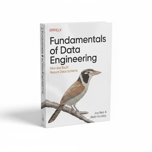 Może przedstawiać: Biała książka zatytułowana "Fundamentals of Data Engineering" z ilustracją ptaka. Okładka książki zawiera logo O'Reilly oraz nazwiska Joe Reis & Matt Housley. Książka jest lekko pochylona w lewo.