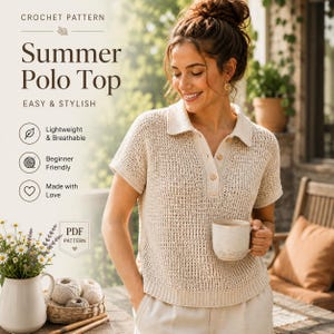 Op de afbeelding: Een beige gehaakte polotop met een kraag en korte mouwen. De top is bij de sluiting geknoopt en wordt door een persoon gedragen. De afbeelding bevat de tekst "Summer Polo Top" en "Easy & Stylish".