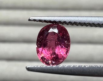 Gema de turmalina rosa natural facetada, de excelente cor e formato oval, com 1,05 quilates e dimensões de 6,7 x 5,5 x 4,1 mm.