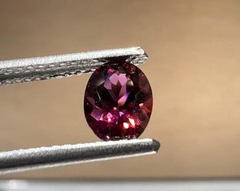 Gema de turmalina rosa facetada em formato oval, 0,67 quilates, 6x5x3,8 mm