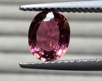 Gema de turmalina rosa oval, 1 quilate (7x5,7x3,3 mm)