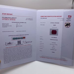 Könnte beinhalten: Ein weißer GFCO Gemological Laboratory Star Report für einen 1,33 Karat natürlichen Rubin. Das Dokument enthält Angaben zu taubenblutroter Farbe, achteckiger Form, 6,22 x 5,22 x 3,79 mm Abmessungen, Treppenschliff und birmanischer Herkunft.