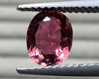 Gema de turmalina rosa, lapidação oval facetada, 1,25 quilates