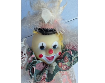 Muñeco de payaso vintage hecho a mano, sentado, de 76 cm (30"), con gorro de plumas y patchwork floral y pompón.