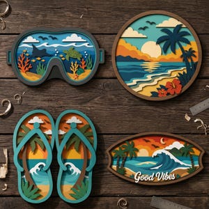 Könnte beinhalten: Vier geschichtete Wandbilder aus Holz mit tropischen Strandszenen. Eines ist wie eine Taucherbrille geformt, eines ist kreisförmig, eines ist ein Paar Flip-Flops und eines ist oval mit dem Text Good Vibes. Die Motive zeigen Palmen, Wellen und Meerestiere.