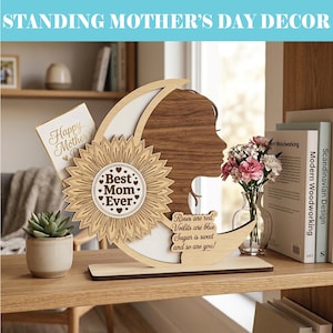 Può includere: Decorazione in legno per la festa della mamma con un girasole con la scritta "Best Mom Ever", una silhouette di donna e una scheda "Happy Mother". Include il testo "Roses are red, Violets are blue, Sugar is sweet and so are you!"