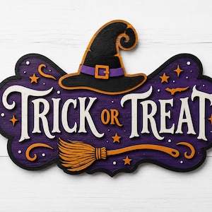 Op de afbeelding: Een decoratief houten bord met de tekst Trick or Treat in witte letters op een paarse achtergrond. Het bord bevat een zwarte heksenhoed met een paarse band en oranje gesp, een gele bezem, kleine oranje sterren en witte stippen.