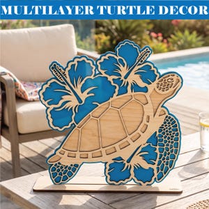 Könnte beinhalten: Mehrschichtige Schildkröten-Dekoration aus Holz mit blauen Hibiskusblüten. Die Schildkröte ist hellbraun mit einem geometrischen Muster auf ihrem Panzer. Die Blüten sind leuchtend blau. Die Dekoration steht auf einem Holzsockel, für drinnen oder draußen.