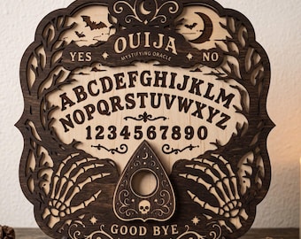 Może przedstawiać: Wielowarstwowa drewniana tablica Ouija z ciemnobrązową ramą z misternymi wycięciami przedstawiającymi szkieletowe dłonie, drzewa, nietoperze i półksiężyc. Jasny środek zawiera alfabet, cyfry 0-9, alfabet oraz planchetę z ikoną czaszki.