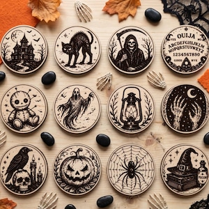 Puede incluir: Un juego de doce posavasos circulares de madera con ilustraciones en tinta negra de temas de Halloween, que incluyen una casa encantada, un gato negro, la parca, un tablero ouija, un muñeco vudú, un fantasma, una linterna, manos esqueléticas y una calabaza.