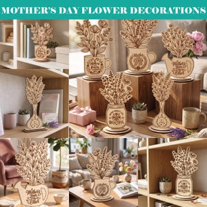 Könnte beinhalten: Holzblumendekorationen zum Muttertag. Die Dekorationen haben die Form von Vasen, Tassen und Gießkannen, die jeweils einen Blumenstrauß halten. Der Text auf den Dekorationen enthält Sätze wie "Mother's Love & Other" und "Mother's Greatest Flower of Life."