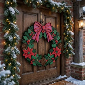 Peut inclure: Une couronne de Noël en bois superposé avec un grand nœud rouge au sommet, des feuilles de houx vertes, des baies rouges et des pommes de pin brunes. La couronne est suspendue à une porte en bois brun foncé, entourée de guirlandes givrées.