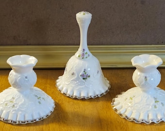 Campana Fenton y 2 portavelas con el diseño de encaje español y violetas en la nieve.