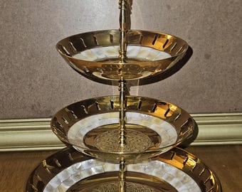 Bandeja de servir de 3 niveles con nácar tono dorado – Hecha en India