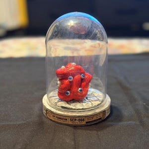 SCP-066 ”Erics leksak” handgjord lerstaty – Miniatyr SCP-fundamentinneslutningsdisplay med kupol